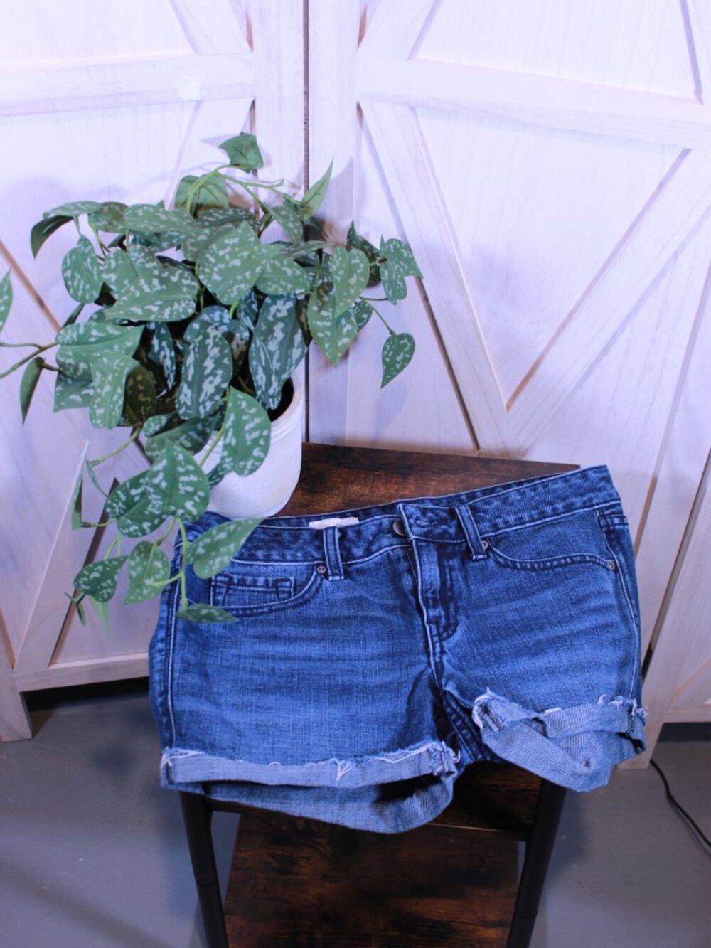 GAP 1969 VINTAGE Raw Cuffed Hem Denim Shorts Women’s Size 26/2 Casual Mid Rise